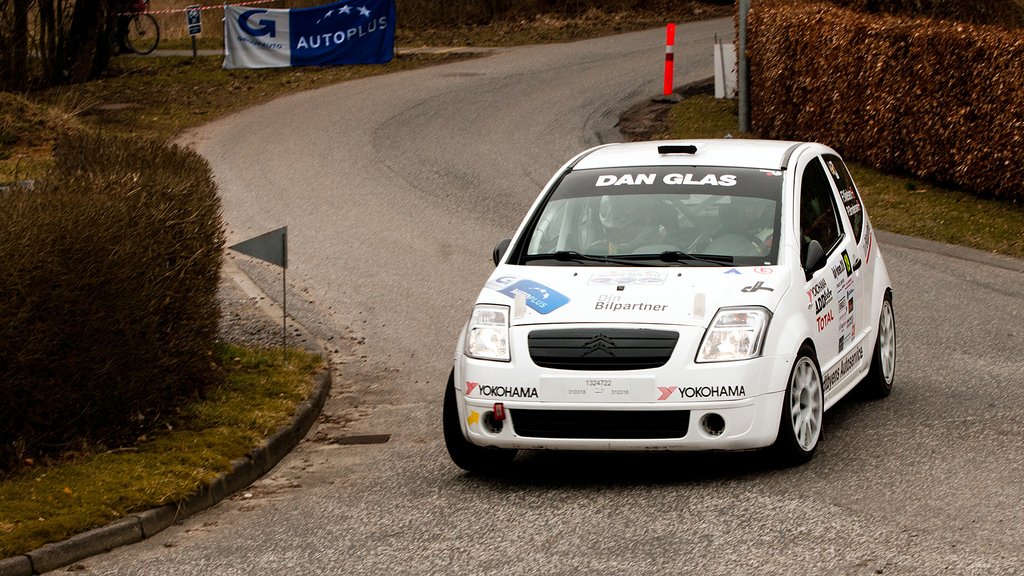 Frank Nielsen og Per Brodersen i en snæver svingkombination i Rally Horsens, hvor de kørte en flot 3. plads hjem i den stærke klasse 4
(Foto: rallypics.dk, Viggo Johansen)